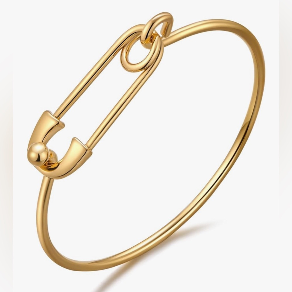 Gorgeous Neiman Marcus 18KT Gold Vermeil Safety Pin bracelet